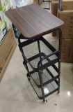 Un chariot avec table 
