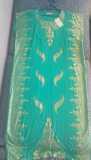 Robe verte brillante dorée